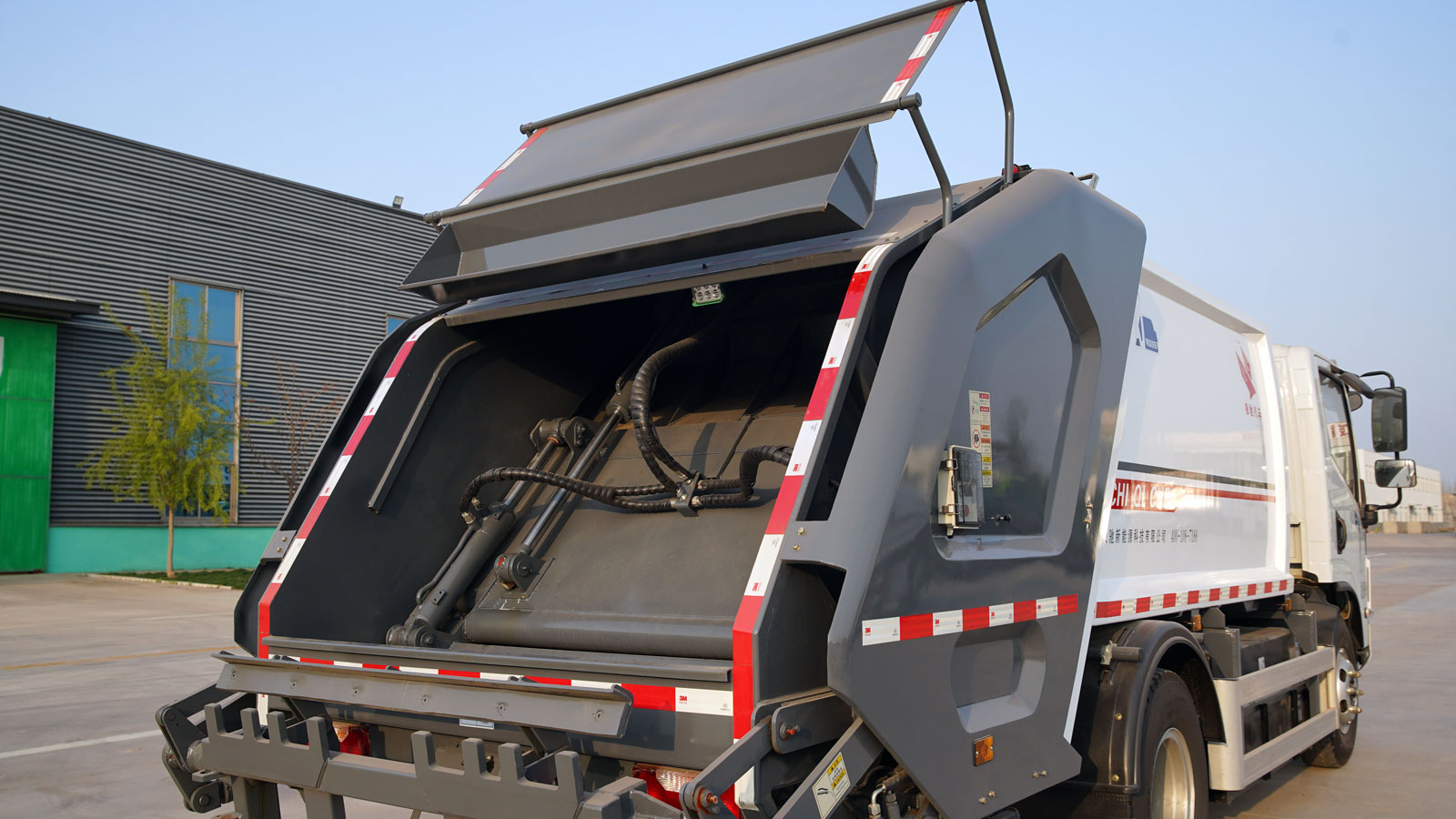 纯电动压缩式垃圾车1