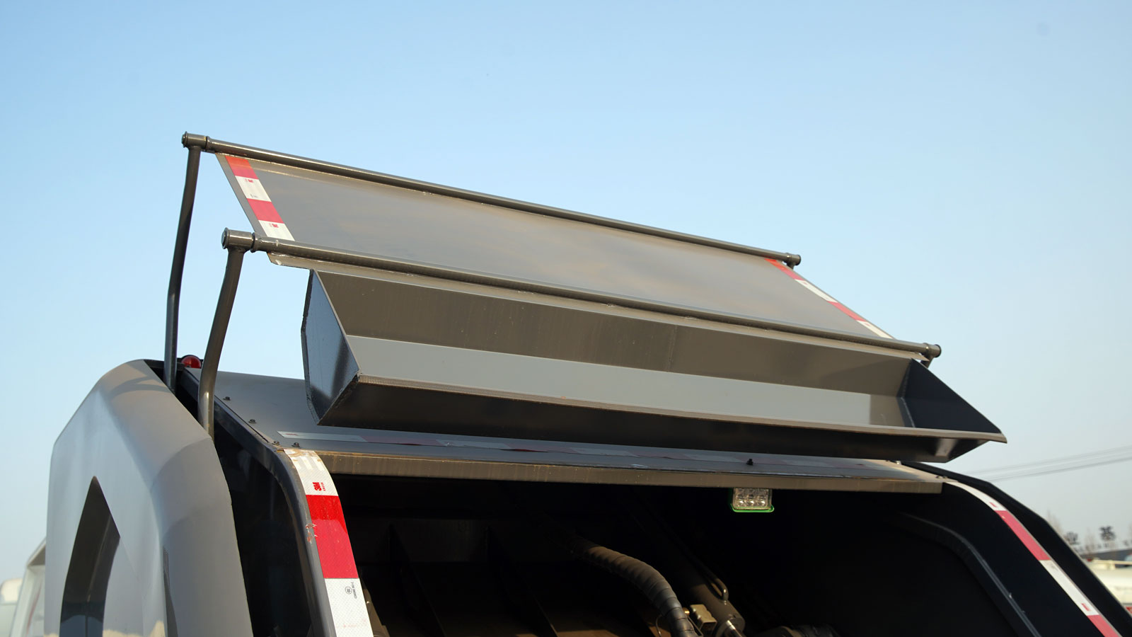 纯电动压缩式垃圾车2